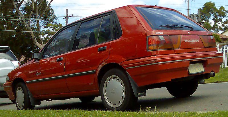 800px-1991_Nissan_Pulsar_%28N13_S2%29_Sport_hatchback_04.jpg